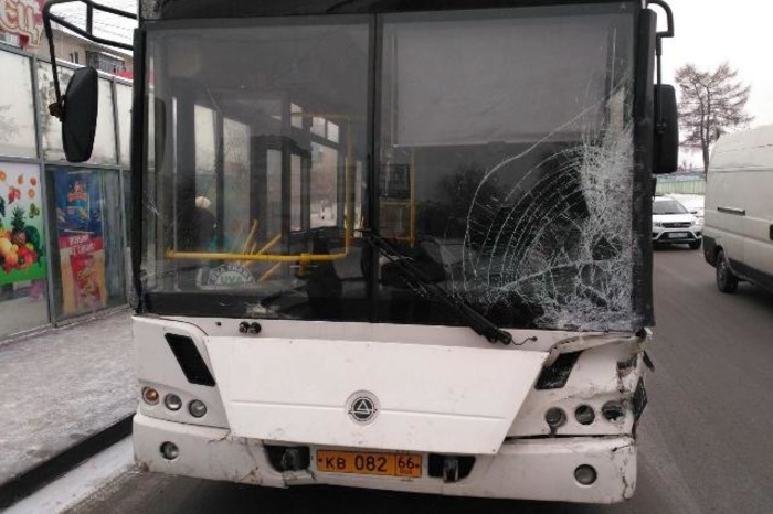 Водитель «скорой» не пропустил автобус в Екатеринбурге