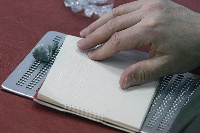 Перевозчик: «Ты шрифт Брайля видишь? Нет? А он есть»