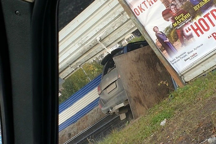 В Екатеринбурге женщина на иномарке снесла забор и вылетела на ж/д пути