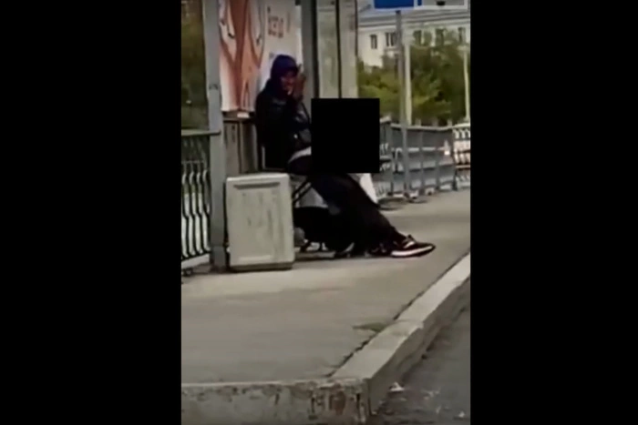 В Екатеринбурге пара занялась сексом прямо на остановке в центре города