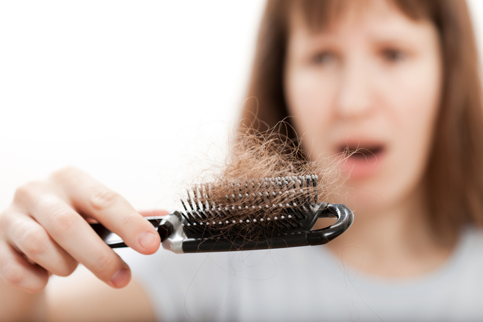 Японские врачи заявили, что у переболевших коронавирусом начинают выпадать волосы
