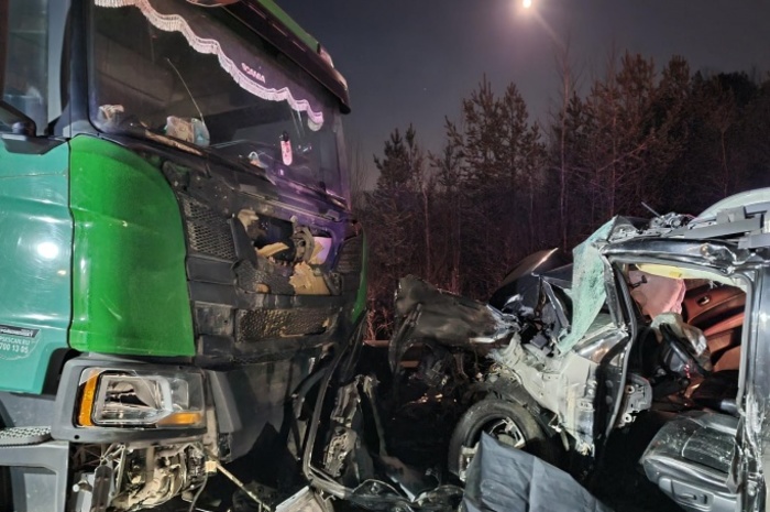 Водитель погиб, пассажир в коме: на трассе в Свердловской области произошло ДТП с участием грузовика