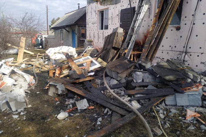 Сотрудник МЧС погиб при тушении пожара в строящемся жилом доме
