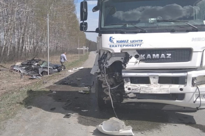 На Полевском тракте легковушка столкнулась с грузовиком