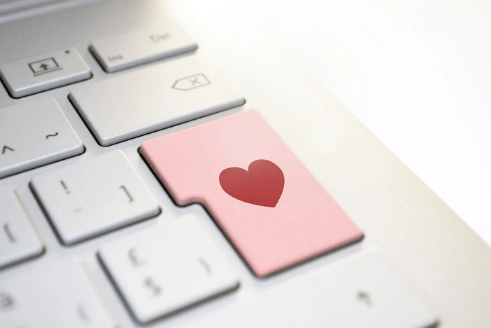 В Екатеринбурге мужчина познакомился с прекрасной девушкой и потерял кучу денег