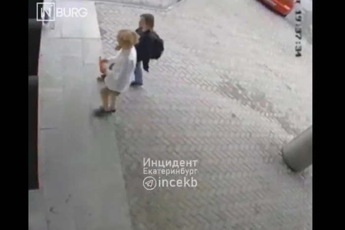 В Екатеринбурге прохожий напал на юношу с длинными волосами