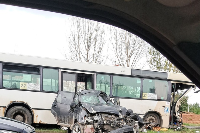 Автобус 37 маршрута попал в аварию в Екатеринбурге