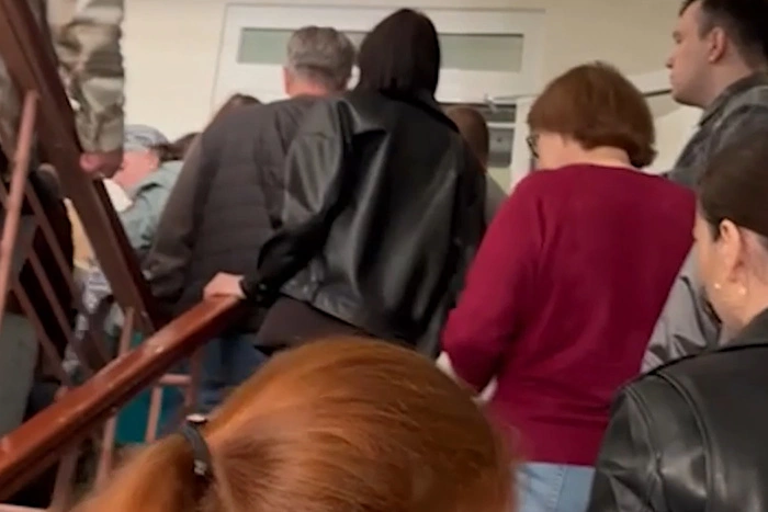 Екатеринбуржцы выстроились в огромную очередь к судебным приставам