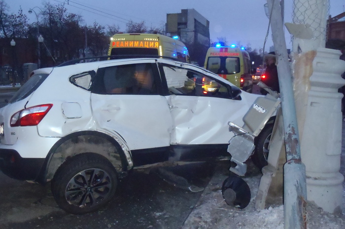 В центре Екатеринбурга водитель нечаянно чуть не убил двух человек