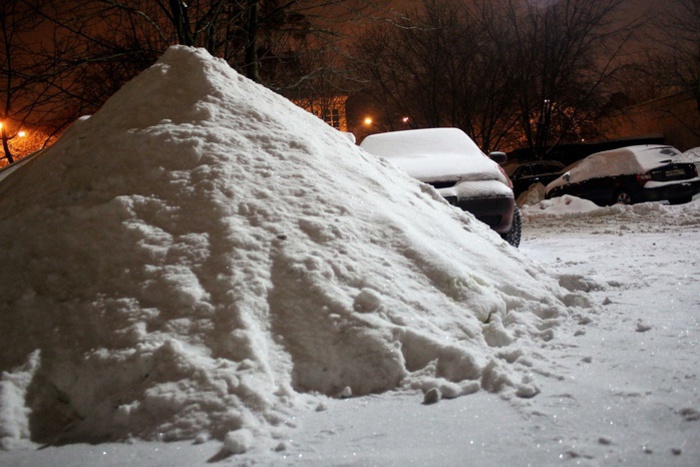 В Омске на 9-летнюю девочку с крыши обрушился снег со льдом