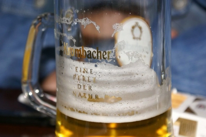 Посетителя кафе в Екатеринбурге избили, ограбили и бросили в лесу под Шувакишем