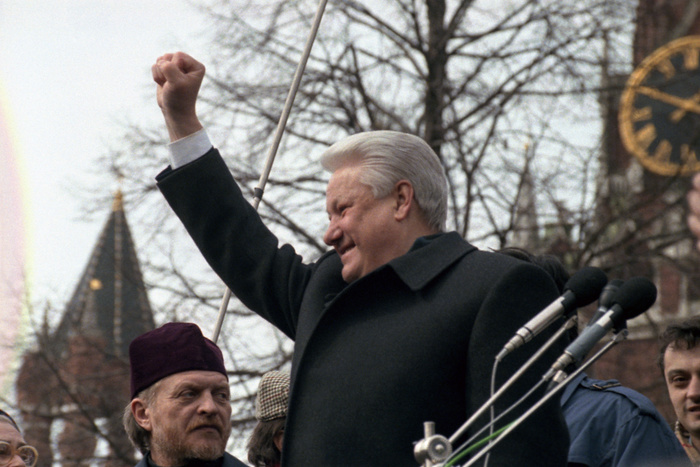 В Екатеринбург привезут флаг, поднятый над Белым домом в 1991 году