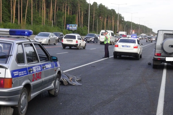 Водитель элитного внедорожника насмерть сбил мужчину, перебегавшего Россельбан
