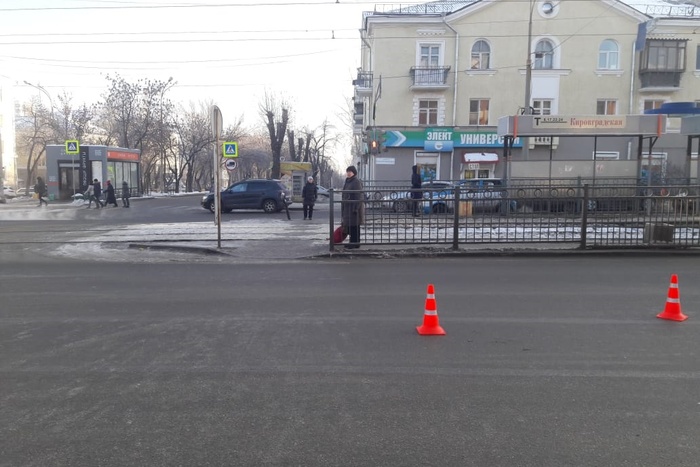 Десятилетняя девочка угодила под машину на улице Бакинских комиссаров