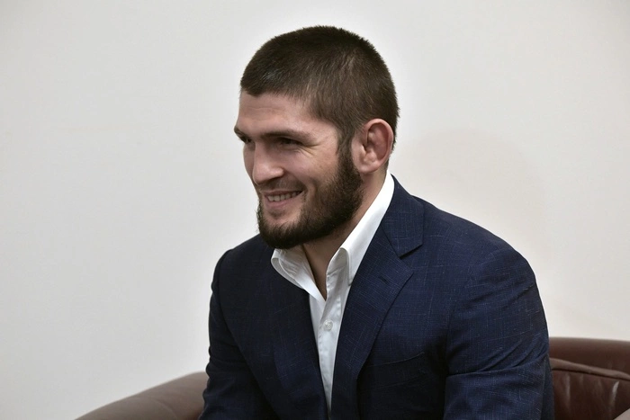 Нурмагомедову предложили $100 млн за поединок с американцем Мэйуэзером