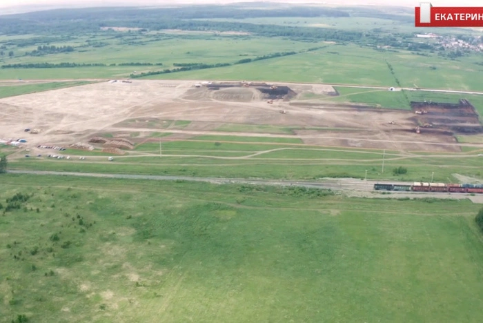 Фуры, курсирующие в логопарк «Уральский», запирают в микрорайоне жителей Калиновки