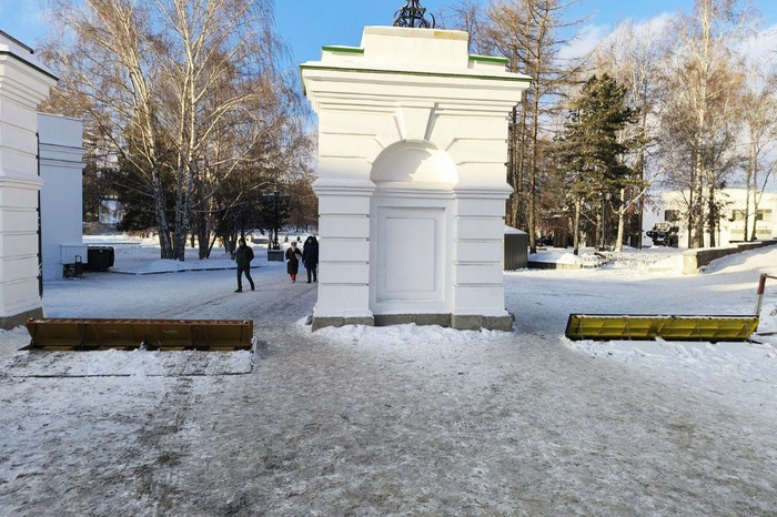 В Екатеринбурге закрыли въезд в Исторический сквер с ледовым городком