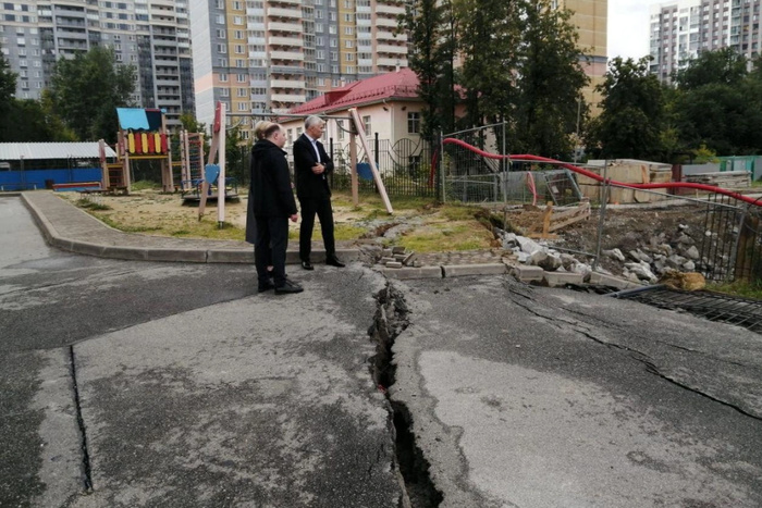 В мэрии Екатеринбурге объяснили, откуда появились трещины возле скандальной стройки на Пионерке