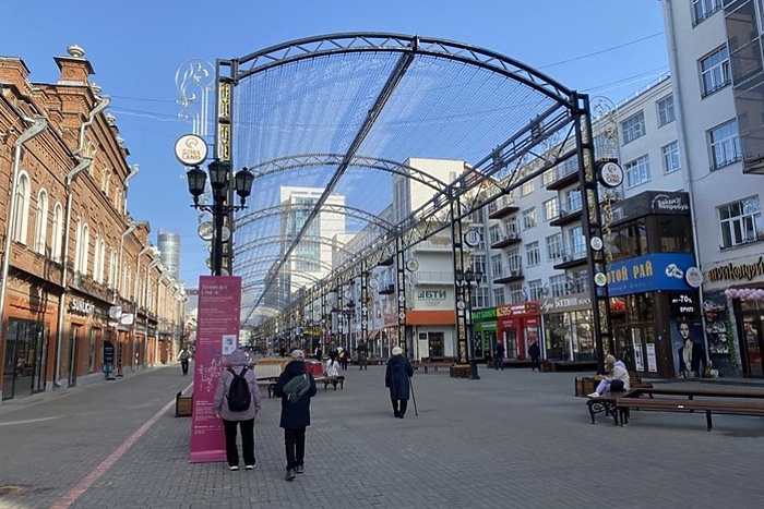 В Екатеринбурге не собираются убирать медиаэкран с улицы Вайнера
