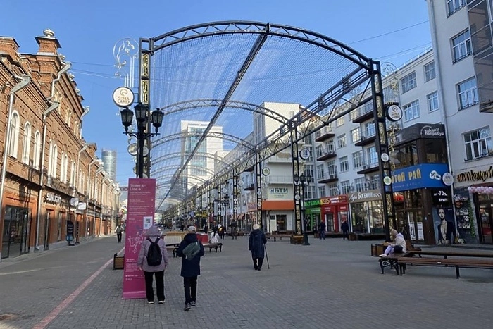 В Екатеринбурге не собираются убирать медиаэкран с улицы Вайнера