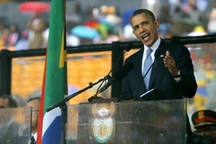Обаму раскритиковали за рукопожатие с Раулем Кастро