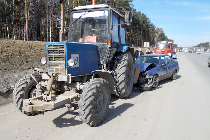 Внедорожник спровоцировал ДТП с трактором на Новокольцовской дороге