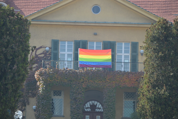 В Анкаре запретили ЛГБТ-мероприятия. Посольство Германии вывесило радужный флаг
