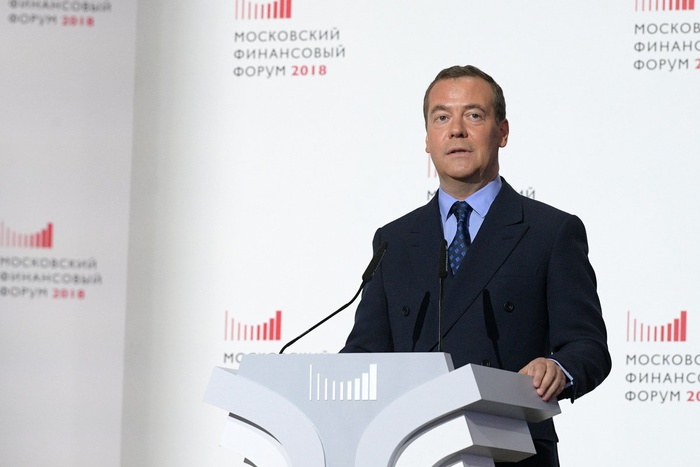 Медведев предупредил о непростых годах