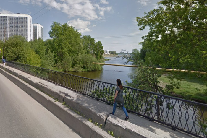 В Екатеринбурге на два месяца закрыли мост через Исеть