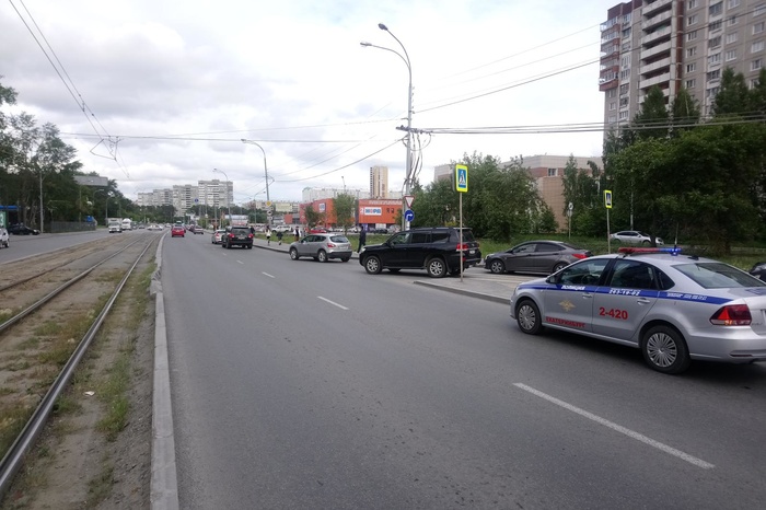 В Екатеринбурге на Высоцкого Тойота Ленд Крузер сбила женщину