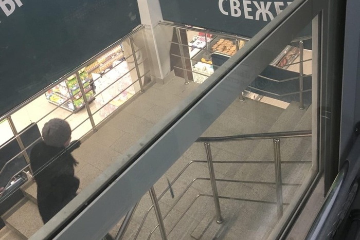 «Монтёр уже час не может ничего сделать»: в лифте екатеринбургского супермаркета застряли люди