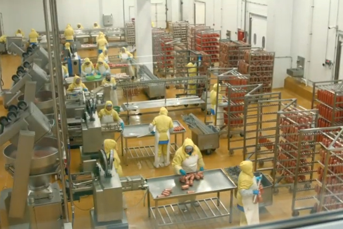 На мясокомбинате в Татарстане рабочих «промаркировали» шапочками с номерами на макушке