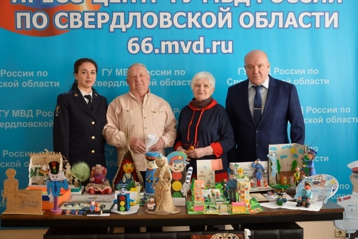 Вязаный крючком свердловский полицейский поедет на конкурс в Москву (ФОТО)