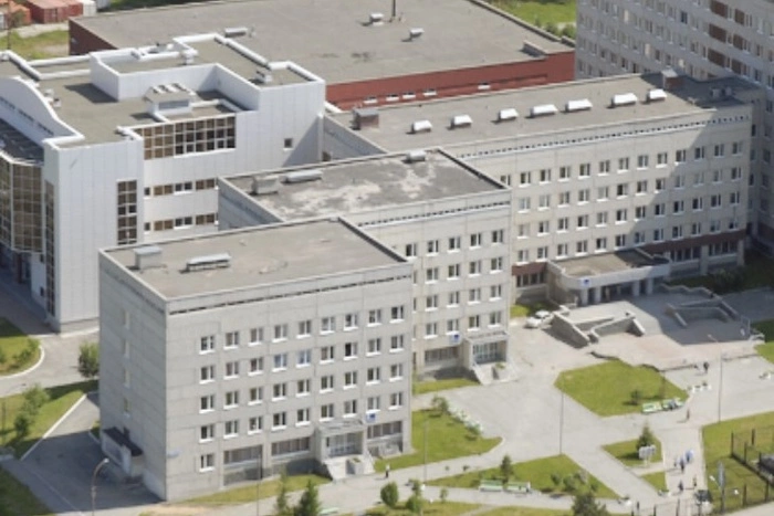 Обвиняемый в групповом изнасиловании 15-летней школьницы онколог покинул областной диспансер