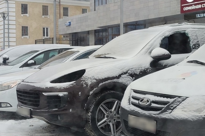 С припаркованного у ЖК «Московский» Porsche сняли фары