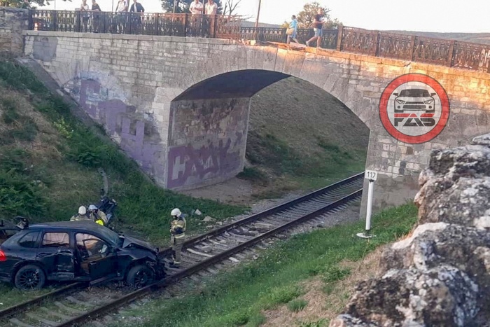 Екатеринбуржцы на Porsche Cayenne повредили мост в Крыму