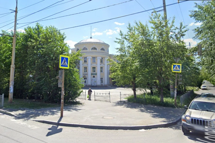 Жители Екатеринбурга ждут своей очереди в поликлинику на лестнице