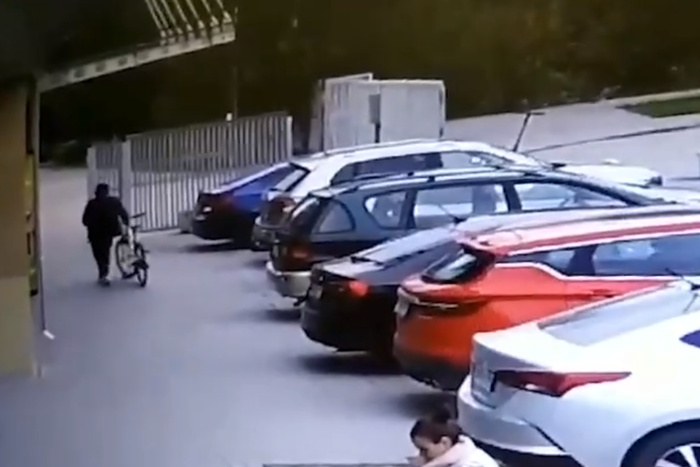 В Екатеринбурге из элитного ЖК угнали велосипед BMW
