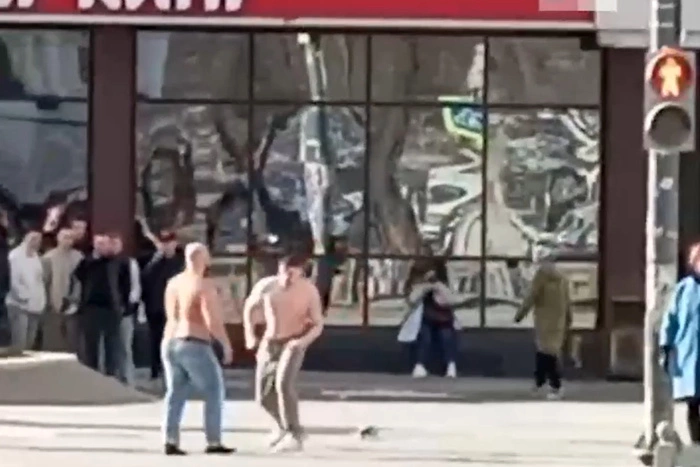В центре Екатеринбурга подрались полуголые мужчины
