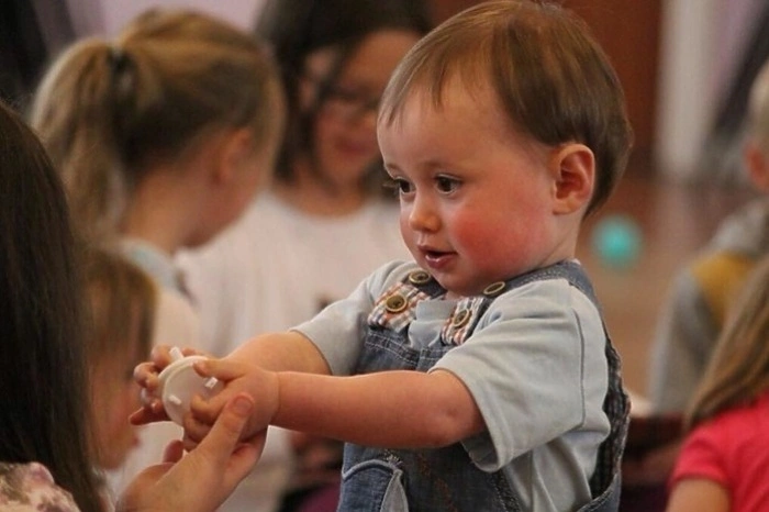 В Екатеринбурге воспитатель из элитного детсада упала на 2-летнего мальчика