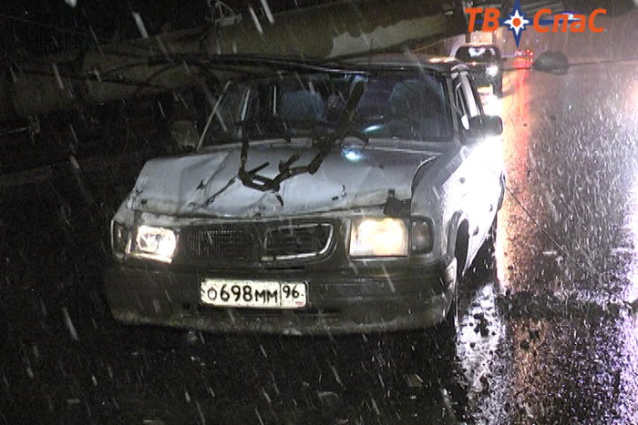Матча освещения рухнула на улице Щербакова в результате ДТП