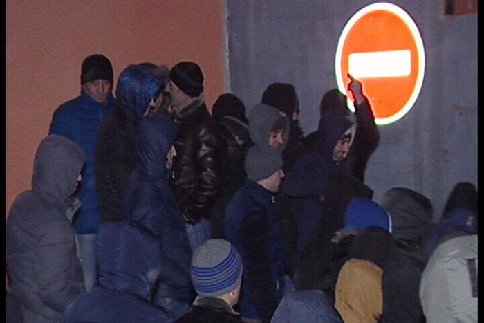 К отделу УФМС в Екатеринбурге, который осадили мигранты, прибыл ОМОН