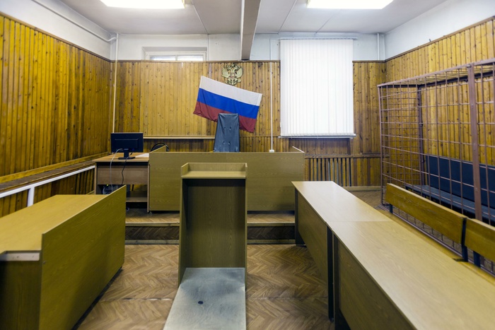 На Урале пенсионер принес в суд электрошокер, нож и запрещенные ручки-диктофоны