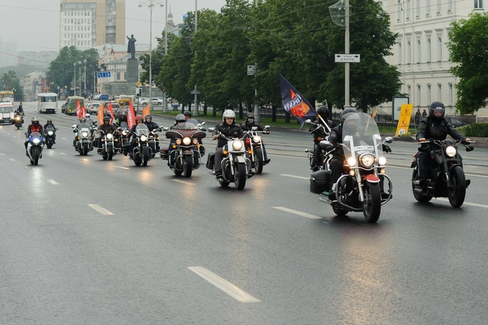 «Ох, как я обожаю этих парней в час ночи». Байкеры открыли мотосезон