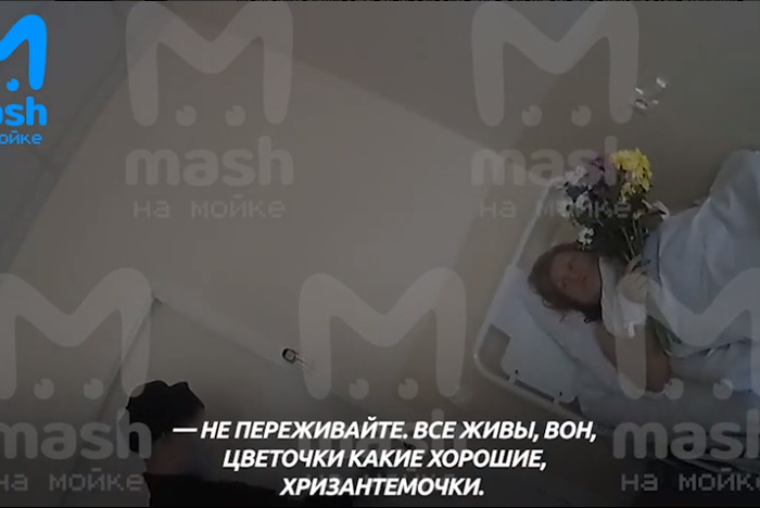 «Хризантемочки». Ударивший женщину на митинге в Петербурге полицейский принес ей цветы