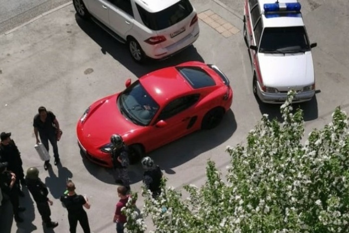 Мужчина на Porsche, устроивший стрельбу на Малышева, потребовал вернуть ему карабин