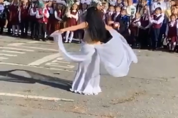 В российской школе перед детьми на линейке исполнили танец живота