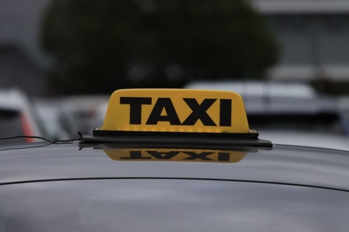 Екатеринбуржцы напали с угрозами на таксиста, отменившего их заказ