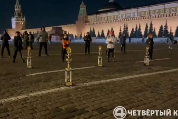 Дети из Екатеринбурга и Ревды устроили флешмоб на Красной площади в Москве