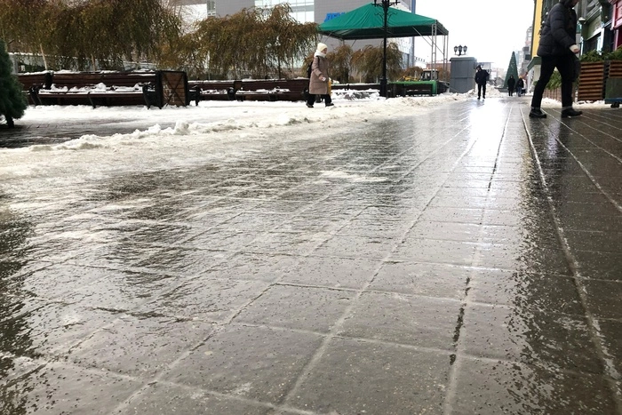 «Выйти из дома просто невозможно»: улицы Екатеринбурга превратились в каток